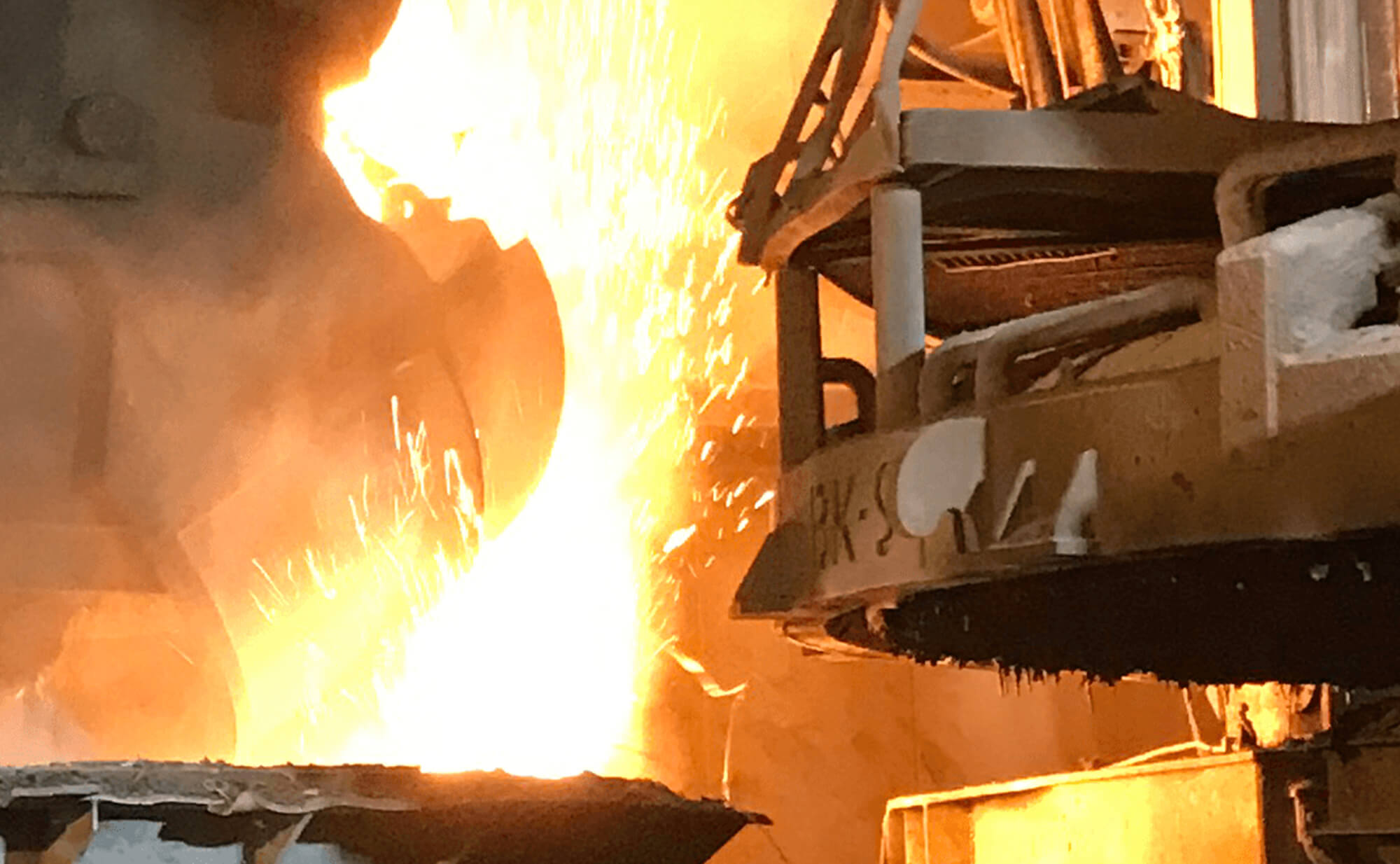 Foto der Beschickung des E-Ofens im Stahlproduktionsprozess